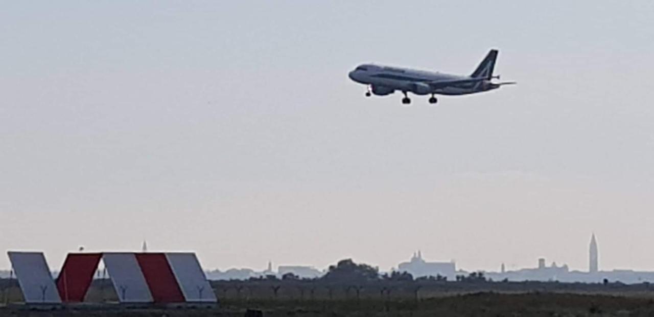 B&B "Gabriel&Melissa" Airport View - Nuova - Ristrutturato Gennaio 2022 Tessera Exterior foto